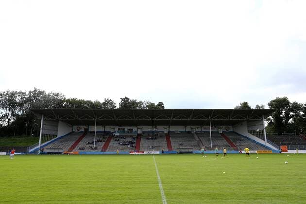 Fußball, Stadiongeschichte Westfalia Herne Dienstag 05.07.2016, Saison 2016 2017, Vorbereitung des BVB II Borussia Dortmund auf die Regionalliga West, Testspiel im Stadion Am Schloss Strünkede Herne, SC Westfalia 04 Herne - BVB Borussia Dortmund II 2:0, Blick auf die überdachte Haupttribüne