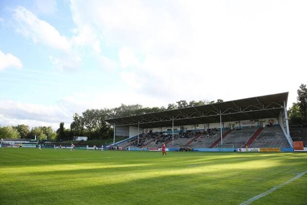 Fußball, Stadiongeschichte Westfalia Herne Dienstag 05.07.2016, Saison 2016 2017, Vorbereitung des BVB II Borussia Dortmund auf die Regionalliga West, Testspiel im Stadion Am Schloss Strünkede Herne, SC Westfalia 04 Herne - BVB Borussia Dortmund II 2:0, Blick auf die überdachte Haupttribüne