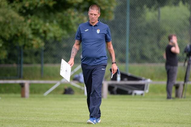 v.li.: Trainer Christian Ziege (Coach, Atletico Baleares) läuft mit Taktikbrett über den Platz, Freisteller, Einzelbild, Aktion, Action, Fussball, Testspiel, FC Bayern München II - Atletico Baleares, xslx