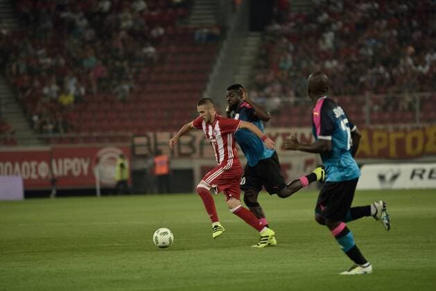 Greece: Olympiacos vs Hapoel Beer-Sheva (0-0) Konstantinos Fortounis (no 7) of Olympiacos tries to avoid players of Hapoel Beer-Sheva.  DimitriosxKarvountzis PacificxPress