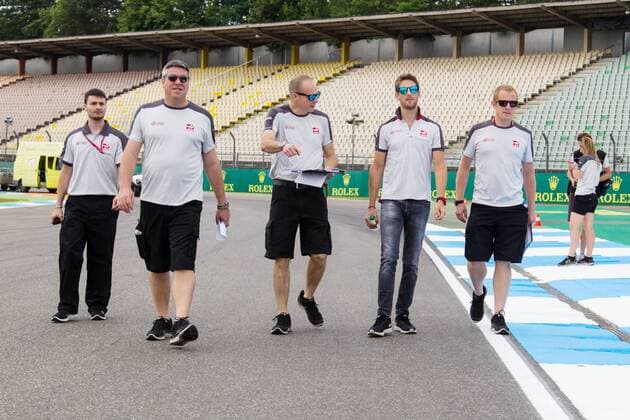 Romain Grosjean (Haas F1 Team) bei der Streckenbesichtigung mit Teammitgliedern, Grosser Preis von Deutschland 2016, Motorsport, Formel 1, 28.07.2016, Hockenheim Copyright: Neisx Eibner-Pressefoto EP_ans