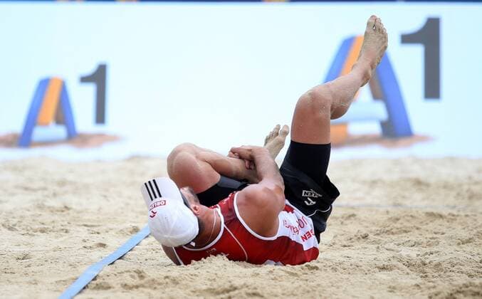 BEACHVOLLEYBALL - A1 Major Klagenfurt 2016 KLAGENFURT,AUSTRIA,28.JUL.16 - Beach volleyball Beachvolleyball - FIVB World Tour 2016, A1 Major Klagenfurt, men. Image shows Michal Kadziola (POL). Keywords: injury. GEPAxpictures xDanielxGoetzhaber