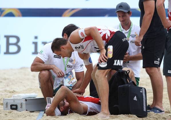 BEACHVOLLEYBALL - A1 Major Klagenfurt 2016 KLAGENFURT,AUSTRIA,28.JUL.16 - Beach volleyball Beachvolleyball - FIVB World Tour 2016, A1 Major Klagenfurt, men. Image shows Michal Kadziola (POL), Alexander Huber (AUT) and medicals. Keywords: injury. GEPAxpictures xDanielxGoetzhaber