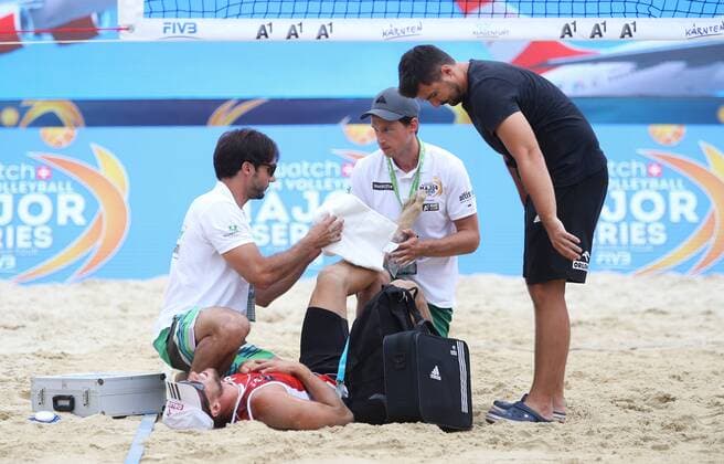 BEACHVOLLEYBALL - A1 Major Klagenfurt 2016 KLAGENFURT,AUSTRIA,28.JUL.16 - Beach volleyball Beachvolleyball - FIVB World Tour 2016, A1 Major Klagenfurt, men. Image shows Michal Kadziola (POL) and medicals. Keywords: injury. GEPAxpictures xDanielxGoetzhaber