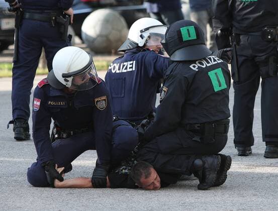 Bilder des Tages - Sport SOCCER - EL quali, A.Wien vs Trnava VIENNA,AUSTRIA,28.JUL.16 - SOCCER - UEFA Europa League, qualification, FK Austria Wien vs FC Spartak Trnava. Image shows policeman and a fan. GEPAxpictures xChristianxOrt