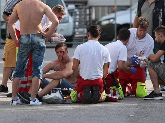 SOCCER - EL quali, A.Wien vs Trnava VIENNA,AUSTRIA,28.JUL.16 - SOCCER - UEFA Europa League, qualification, FK Austria Wien vs FC Spartak Trnava. Image shows paramedics and a fan. GEPAxpictures xChristianxOrt