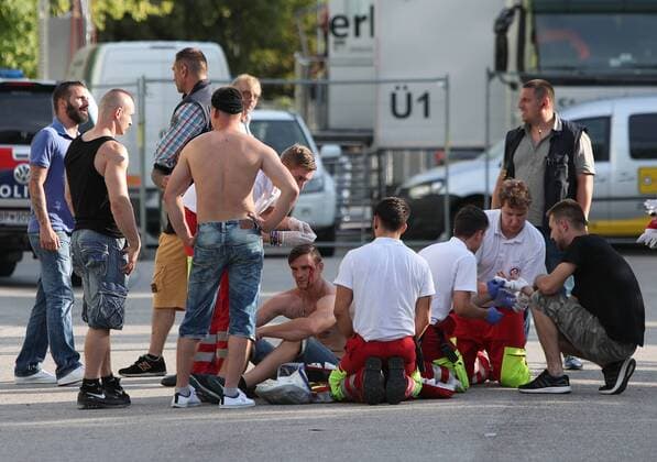 SOCCER - EL quali, A.Wien vs Trnava VIENNA,AUSTRIA,28.JUL.16 - SOCCER - UEFA Europa League, qualification, FK Austria Wien vs FC Spartak Trnava. Image shows paramedics and fans. GEPAxpictures xChristianxOrt