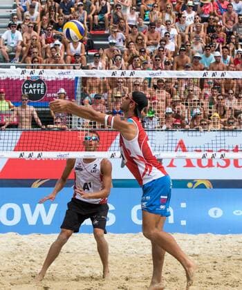 28.07.2016, Strandbad, Klagenfurt, AUT, FIVB World Tour, Beachvolleyball Major Series, Klagenfurt, Herren, im Bild Martin Ermacora (1, AUT) vorne, Haralds Regza (2, LAT) hinten during the FIVB World Tour Major Series Tournament at the Strandbad in Klagenfurt, Austria on 2016 07 28. Klagenfurt EP_ste