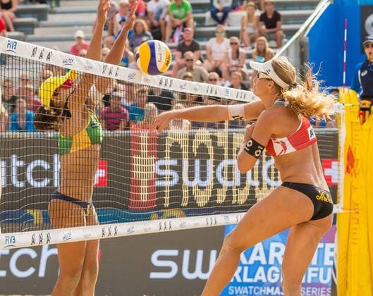 28.07.2016, Strandbad, Klagenfurt, AUT, FIVB World Tour, Beachvolleyball Major Series, Klagenfurt, Herren, im Bild Juliana Felsiberta (1, BRA), Barbara Hansel (1, AUT) during the FIVB World Tour Major Series Tournament at the Strandbad in Klagenfurt, Austria on 2016 07 28. Klagenfurt EP_ste