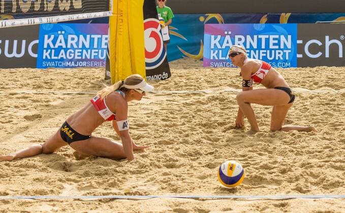 28.07.2016, Strandbad, Klagenfurt, AUT, FIVB World Tour, Beachvolleyball Major Series, Klagenfurt, Herren, im Bild Barbara Hansel (1, AUT), Stefanie Schwaiger (2, AUT) during the FIVB World Tour Major Series Tournament at the Strandbad in Klagenfurt, Austria on 2016 07 28. Klagenfurt EP_ste