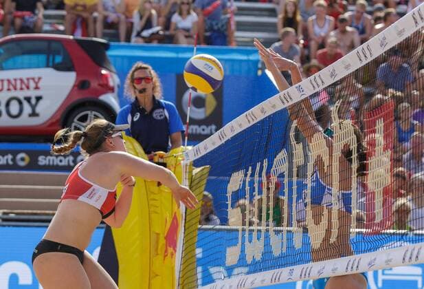 28.07.2016, Strandbad, Klagenfurt, AUT, FIVB World Tour, Beachvolleyball Major Series, Klagenfurt, Herren, im Bild Katharina Schuetzenhoefer (2, AUT), Panagiota Karagkuoni (1, GRE) during the FIVB World Tour Major Series Tournament at the Strandbad in Klagenfurt, Austria on 2016 07 28. Klagenfurt EP_ste