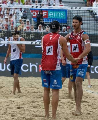 28.07.2016, Strandbad, Klagenfurt, AUT, FIVB World Tour, Beachvolleyball Major Series, Klagenfurt, Herren, im Bild Martin Ermacora (1, AUT), Moritz Pristauz-Telsnigg (2, AUT) vorne, Ben Saxton (2, CAN) hinten during the FIVB World Tour Major Series Tournament at the Strandbad in Klagenfurt, Austria on 2016 07 28. Klagenfurt EP_ste