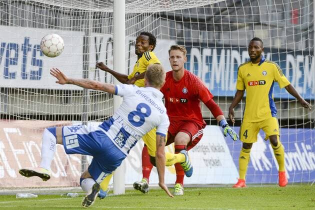 Fußball, EL Quali, IFK Göteborg - HJK Helsinki 160728 HJK Helsingfors malvakt Thomas Dähne och Richard Gadze blockerar skott fran IFK Göteborgs Sören Rieks under fotbollsmatchen i kvalet till Europa League mellan IFK Göteborg och HJK Helsingfors den 28 juli 2016 i Göteborg.  Copyright: MATHIASxBERGELD BB160728BB103