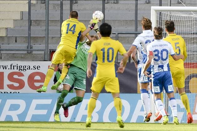 Fußball, EL Quali, IFK Göteborg - HJK Helsinki 160728 HJK Helsingfors Ivan Tatomirovic och IFK Göteborgs malvakt John Alvbage i en kollision under fotbollsmatchen i kvalet till Europa League mellan IFK Göteborg och HJK Helsingfors den 28 juli 2016 i Göteborg.  Copyright: MATHIASxBERGELD BB160728BB104