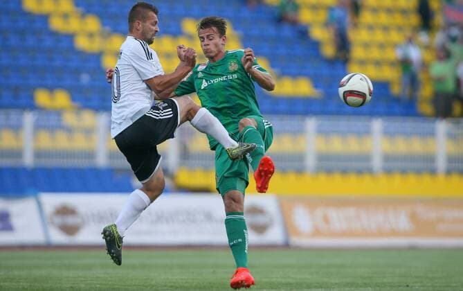 SOCCER - EL quali, Zhodino vs Rapid ZHODZINA,BELARUS,28.JUL.16 - SOCCER - UEFA Europa League, qualification, FC Torpedo Zhodino vs SK Rapid Wien. Image shows Andrei Khachaturyan (Schodsina) and Stefan Schwab (Rapid). Keywords: Wien Energie. GEPAxpictures xMarioxKneisl