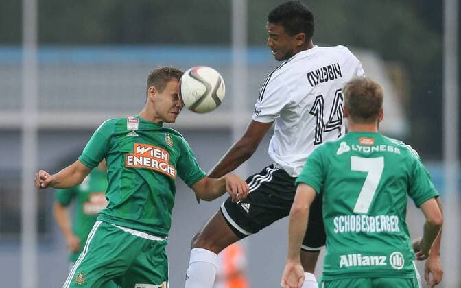 SOCCER - EL quali, Zhodino vs Rapid ZHODZINA,BELARUS,28.JUL.16 - SOCCER - UEFA Europa League, qualification, FC Torpedo Zhodino vs SK Rapid Wien. Image shows Louis Schaub (Rapid) and Terenti Lutsevic (Schodsina). Keywords: Wien Energie. GEPAxpictures xMarioxKneisl