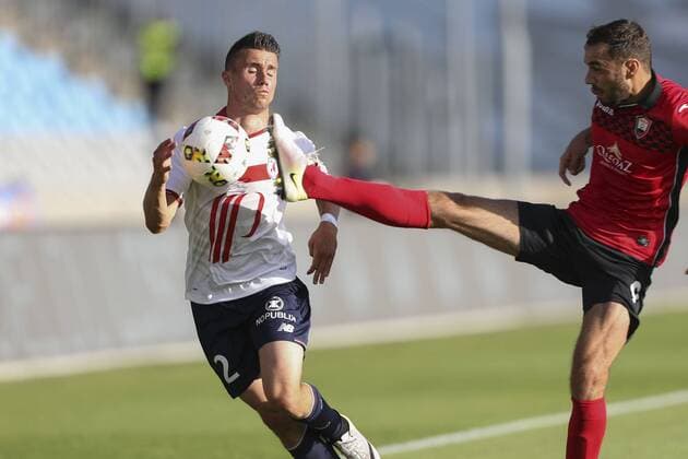 Bilder des Tages - Sport Fußball, EL Quali, OSC Lille - FK Qäbälä Sebastien Corchia (Lille) vs Sergei Zenjov (Qabala FK) Fussball Europa League Quali : OSC Lille vs FC Qabala - - 28 07 2016 GwendolineLeGoff Panoramic 