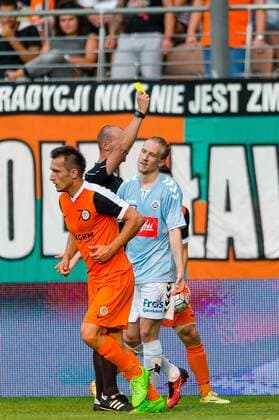 Fußball, EL Quali, Zaglebie Lubin - SönderjyskE Polska Lubin 28.07.2016 -- KGHM Zaglebie Lubin - Soenderjyske N z Robert Madley referee Simon Kroon soenderjyske 6 zolta kartka yellow card -- III round of the Europa League elimination KGHM Zaglebie Lubin - Soenderjyske ---  160728_1SB9081