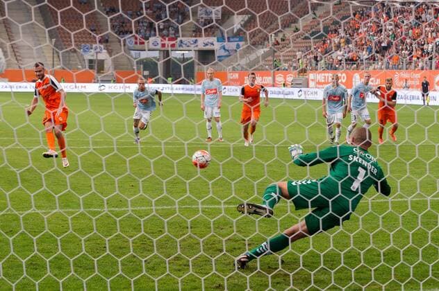 Fußball, EL Quali, Zaglebie Lubin - SönderjyskE Polska Lubin 28.07.2016 -- KGHM Zaglebie Lubin - Soenderjyske N z Filip Starzynski zaglebie 18 rzut karny penalty kick Marin Skender bramkarz goalkeeper soenderjyske 1 -- III round of the Europa League elimination KGHM Zaglebie Lubin - Soenderjyske ---  160728_2SB8324
