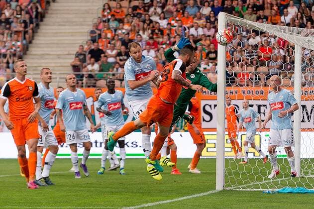 Polska Lubin 28.07.2016 -- KGHM Zaglebie Lubin - Soenderjyske N z Matthias Maak soenderjyske 31 Lubomir Guldan zaglebie 33 Marin Skender bramkarz goalkeeper soenderjyske 1 -- III round of the Europa League elimination KGHM Zaglebie Lubin - Soenderjyske ---  160728_2SB8336