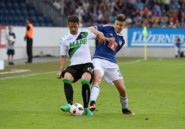 28.07.2016 Luzern,Schweiz Fussball Europa League Herren Saison 2016 2017 FC Luzern - US Sassuolo Bild zeigt Marcello Gazzola (Sassuolo) li. gegen Cedric Itten (FC Luzern) Aktion Zweikampf 