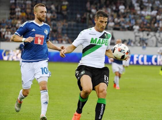 28.07.2016 Luzern,Schweiz Fussball Europa League Herren Saison 2016 2017 FC Luzern - US Sassuolo Bild zeigt Federico Peluso (Sassuolo) re. gegen Jakob Janker (FC Luzern) Aktion Zweikampf 