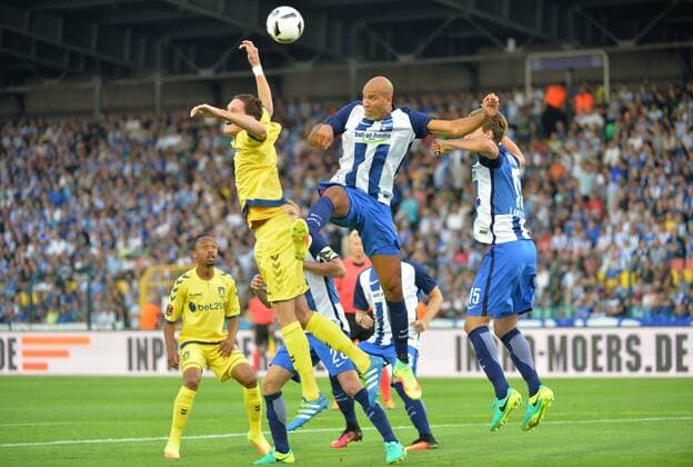 Fussball, Herren, Saison 2016 17, Europa League, 3. Qualifikationsrunde (Hinspiel), Hertha BSC - Bröndby IF Kopenhagen im Jahn-Sportpark, v. l. Benedikt Röcker (Bröndby IF Kopenhagen), John Anthony Brooks (Hertha BSC), Sebastian Langkamp (Hertha BSC), 28.07. 2016,