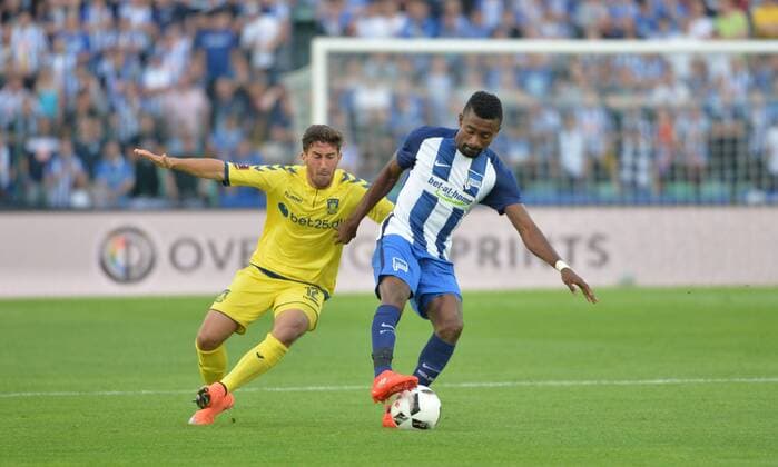 Fussball, Herren, Saison 2016 17, Europa League, 3. Qualifikationsrunde (Hinspiel), Hertha BSC - Bröndby IF Kopenhagen im Jahn-Sportpark, v. l. Frederik Holst (Bröndby IF Kopenhagen), Salomon Kalou (Hertha BSC), 28.07. 2016,