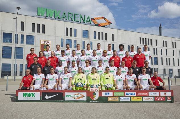 FC Augsburg, Mannschaftsfoto, Porträttermin 2016 2017, hintere Reihe v.li: Ja-Cheol Koo, Alexander Esswein, Halil Altintop, Alfred Finnbogason, Jeffrey Gouweleeuw, Dong-Won Ji, Christoph Janker, Caiuby Francisco da Silva, Markus Feulner, Dominik Kohr, 3. Reihe v.li: Dr. Florian Elser, Dr. Andreas Weigel, Dr. Peter Stiller (Mannschaftsärzte), Jan Moravek, Shawn Parker, Albian Ajeti, Raul Bobadilla, Takashi Usami, Richard Wagner, Michael Deiss, Henrik Lange (Physiotherapeuten); 2. Reihe v.li: Zdenko Miletic (Torwarttrainer), Frank Steinmetz (Co-Trainer), Daniel Opare, Konstantinos Stafylidis, Marco Schuster, Paul Verhaegh, Daniel Baier, Tobias Werner, Sascha Franz (Co-Trainer), Dirk Schuster (Trainer), vordere Reihe v.li: Zdenek Vidrman (Zeugwart), Tim Rieder, Gojko Kacar, Marvin Friedrich, Andreas Luthe, Marwin Hitz, Ioannis Gelios (Torhüter), Georg Teigl, Tim Matavz, Jan-Ingwer Callsen-Bracker, Salvatore Belardo (Zeugwart), es fehlt: Philipp Max
