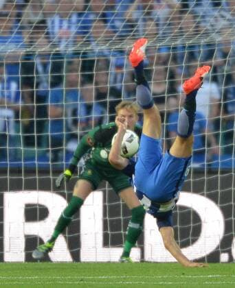 Fussball, Herren, Saison 2016 17, Europa League, 3. Qualifikationsrunde (Hinspiel), Hertha BSC - Bröndby IF Kopenhagen im Jahn-Sportpark, v. l. Vedad Ibisevic (Hertha BSC) erzielt das Tor zum 1:0 gegen Torwart Frederik Rönnow (Bröndby IF Kopenhagen), 28.07. 2016,