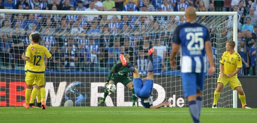 Fussball, Herren, Saison 2016 17, Europa League, 3. Qualifikationsrunde (Hinspiel), Hertha BSC - Bröndby IF Kopenhagen im Jahn-Sportpark, v. l. Vedad Ibisevic (M., Hertha BSC) erzielt das Tor zum 1:0 gegen Torwart Frederik Rönnow (Bröndby IF Kopenhagen), 28.07. 2016,