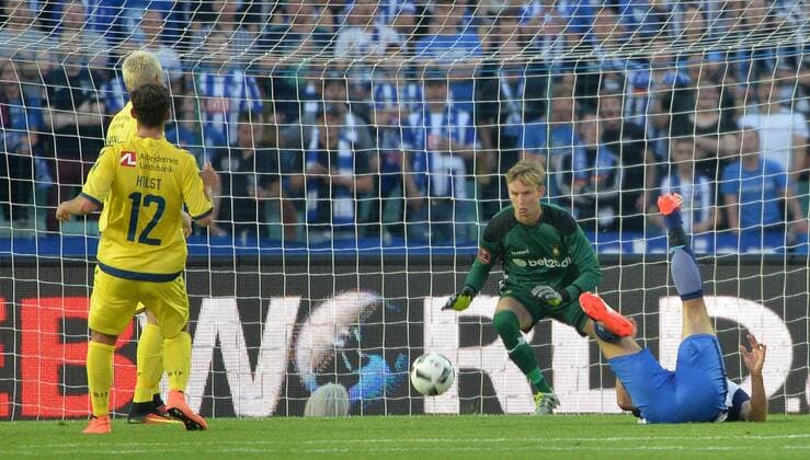 Fussball, Herren, Saison 2016 17, Europa League, 3. Qualifikationsrunde (Hinspiel), Hertha BSC - Bröndby IF Kopenhagen im Jahn-Sportpark, v. l. Vedad Ibisevic (r., Hertha BSC) erzielt das Tor zum 1:0 gegen Torwart Frederik Rönnow (Bröndby IF Kopenhagen), links Frederik Holst (Bröndby IF Kopenhagen), 28.07. 2016,