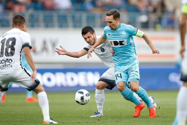 Viitorul s Florin Purece and Gent s Sven Kums fight for the ball during the first leg match of the third qualifying round between Belgian first league soccer team KAA Gent and Romania s FC Viitorul Constanta in the Europa League competition, on Thursday 28 July 2016, in Gent. BRUNOxFAHY  x04899792x