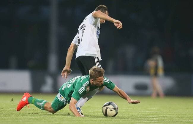SOCCER - EL quali, Zhodino vs Rapid ZHODZINA,BELARUS,28.JUL.16 - SOCCER - UEFA Europa League, qualification, FC Torpedo Zhodino vs SK Rapid Wien. Image shows Philipp Schobesberger (Rapid) and Vadim Demidovich (Schodsina). Keywords: Wien Energie. GEPAxpictures xMarioxKneisl