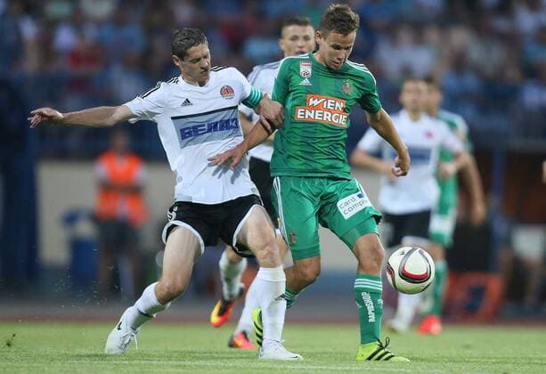 SOCCER - EL quali, Zhodino vs Rapid ZHODZINA,BELARUS,28.JUL.16 - SOCCER - UEFA Europa League, qualification, FC Torpedo Zhodino vs SK Rapid Wien. Image shows Aleksei Pankovets (Schodsina) and Louis Schaub (Rapid). Keywords: Wien Energie. GEPAxpictures xMarioxKneisl