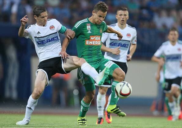 Bilder des Tages - Sport SOCCER - EL quali, Zhodino vs Rapid ZHODZINA,BELARUS,28.JUL.16 - SOCCER - UEFA Europa League, qualification, FC Torpedo Zhodino vs SK Rapid Wien. Image shows Aleksei Pankovets (Schodsina) and Louis Schaub (Rapid). Keywords: Wien Energie. GEPAxpictures xMarioxKneisl