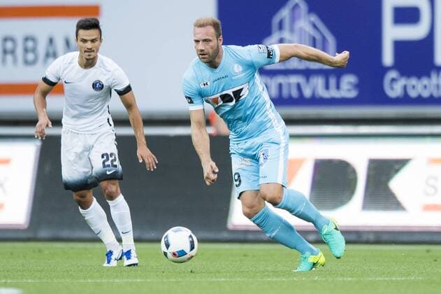 Viitorul s Cristian Ganea and Gent s Laurent Depoitre fight for the ball during the first leg match of the third qualifying round between Belgian first league soccer team KAA Gent and Romania s FC Viitorul Constanta in the Europa League competition, on Thursday 28 July 2016, in Gent. JASPERxJACOBS  x04899799x