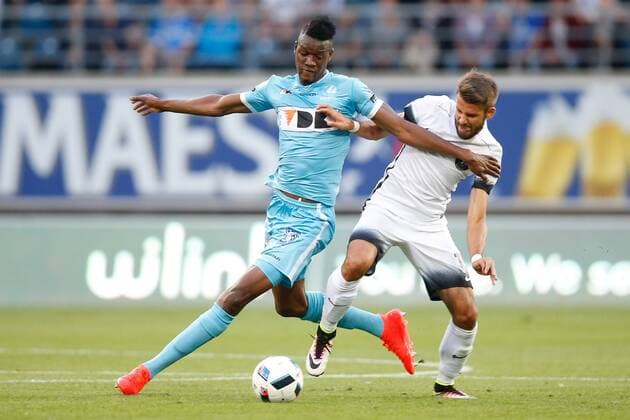 Bilder des Tages - Sport Gent s Kalifa Coulibaly and Viitorul s Bogdan Tiru fight for the ball during the first leg match of the third qualifying round between Belgian first league soccer team KAA Gent and Romania s FC Viitorul Constanta in the Europa League competition, on Thursday 28 July 2016, in Gent. BRUNOxFAHY  x04899819x