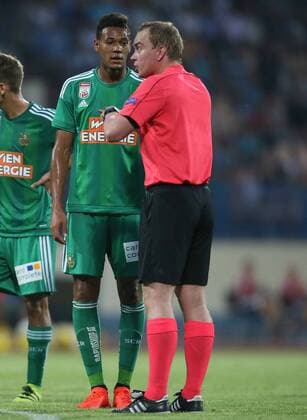 SOCCER - EL quali, Zhodino vs Rapid ZHODZINA,BELARUS,28.JUL.16 - SOCCER - UEFA Europa League, qualification, FC Torpedo Zhodino vs SK Rapid Wien. Image shows Joelinton (Rapid) and referee Thorvaldur Arnason. Keywords: Wien Energie. GEPAxpictures xMarioxKneisl