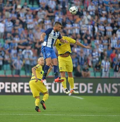 Fussball, Herren, Saison 2016 17, Europa League, 3. Qualifikationsrunde (Hinspiel), Hertha BSC - Bröndby IF Kopenhagen im Jahn-Sportpark, v. l. Johan Larsson (Bröndby IF Kopenhagen), Vedad Ibisevic (Hertha BSC), Martin Albrecht (Bröndby IF Kopenhagen), 28.07. 2016,