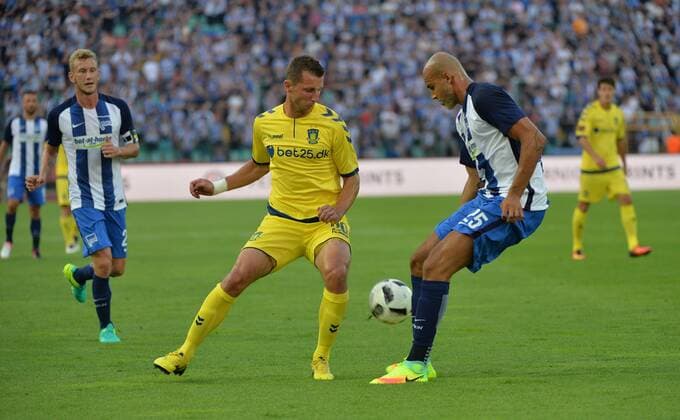 Fussball, Herren, Saison 2016 17, Europa League, 3. Qualifikationsrunde (Hinspiel), Hertha BSC - Bröndby IF Kopenhagen im Jahn-Sportpark, v. l. Fabian Lustenberger (Hertha BSC), Kamil Wilczek (Bröndby IF Kopenhagen), John Anthony Brooks (Hertha BSC), 28.07. 2016,