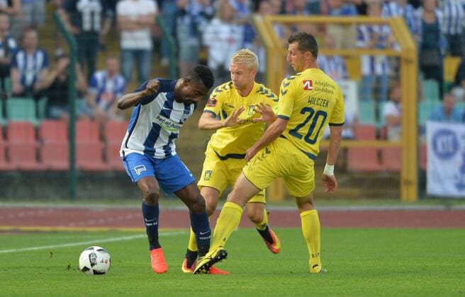 Fussball, Herren, Saison 2016 17, Europa League, 3. Qualifikationsrunde (Hinspiel), Hertha BSC - Bröndby IF Kopenhagen im Jahn-Sportpark, v. l. Salomon Kalou (Hertha BSC), Johan Larsson (Bröndby IF Kopenhagen), Kamil Wilczek (Bröndby IF Kopenhagen), 28.07. 2016,