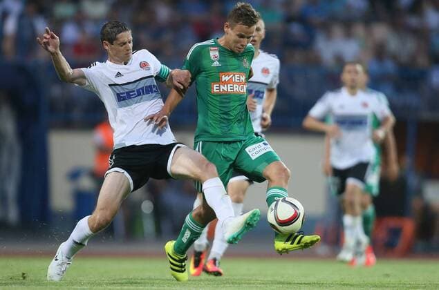 SOCCER - EL quali, Zhodino vs Rapid ZHODZINA,BELARUS,28.JUL.16 - SOCCER - UEFA Europa League, qualification, FC Torpedo Zhodino vs SK Rapid Wien. Image shows Aleksei Pankovets (Schodsina) and Louis Schaub (Rapid). Keywords: Wien Energie. GEPAxpictures xMarioxKneisl