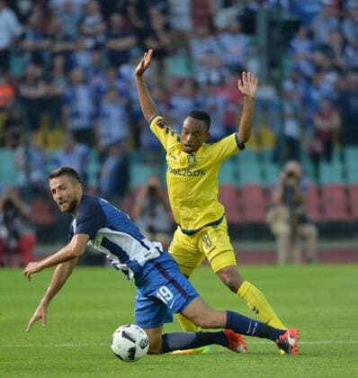 Fussball, Herren, Saison 2016 17, Europa League, 3. Qualifikationsrunde (Hinspiel), Hertha BSC - Bröndby IF Kopenhagen im Jahn-Sportpark, v. l. Vedad Ibisevic (Hertha BSC), Lebogang Phiri (Bröndby IF Kopenhagen), 28.07. 2016,
