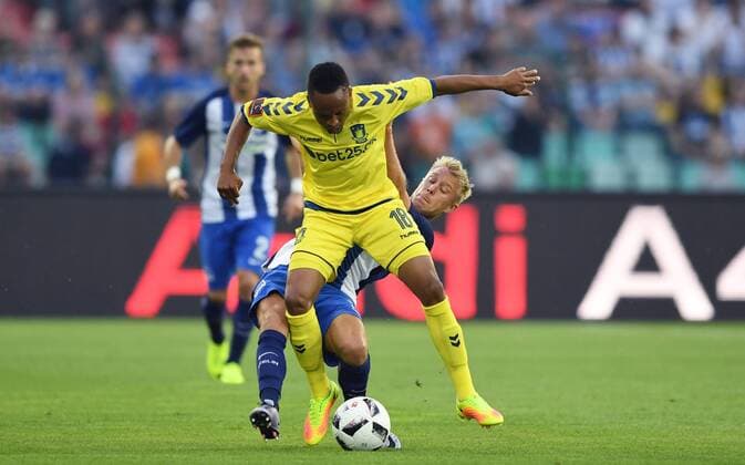 Bilder des Tages - Sport Lebogang Phiri (Bröndby), vorne, hinten Per Skjelbred (Hertha BSC), Hertha BSC Berlin - Bröndby IF Europa League, Qualifikation, 3. Runde, Fußball, Fussball, soccer, Herren, Männer, Maenner, Deutschland, Germany, Ergebnis Berlin, 28.7.2016, Friedrich-Ludwig-Jahn-Stadion