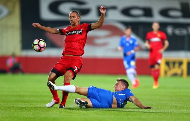 SOCCER - EL quali, Admira vs Liberec MARIA ENZERSDORF,AUSTRIA,28.JUL.16 - SOCCER - UEFA Europa League, qualification, FC Admira Wacker Moedling vs FC Slovan Liberec. Image shows Maximilian Sax (Admira) and Zdenek Folprecht (Liberec). GEPAxpictures xCh.xKelemen