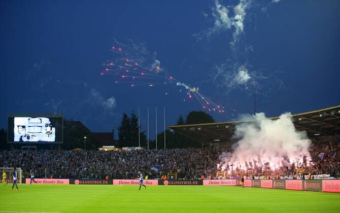 Bilder des Tages - Sport Fussball Berlin 28.07.2016 Europaleague Qualifikation Hertha BSC Berlin - Bröndby Kopenhagen Hertha Fans zünden Bengalische Feuer und Feuerwerkskörper