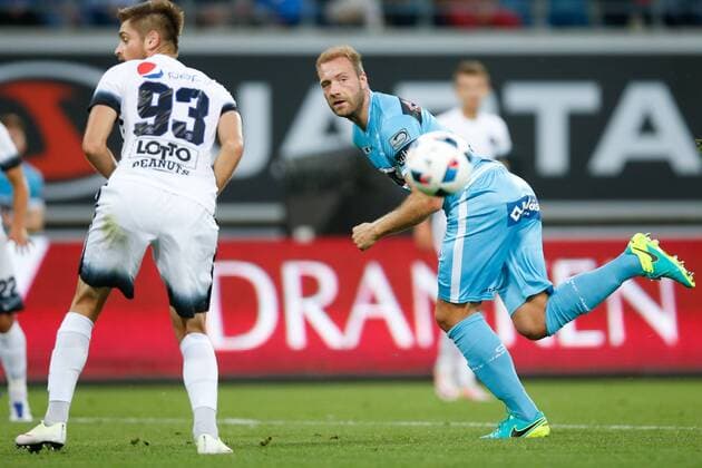 Viitorul s Catalin Carp and Gent s Laurent Depoitre fight for the ball during the first leg match of the third qualifying round between Belgian first league soccer team KAA Gent and Romania s FC Viitorul Constanta in the Europa League competition, on Thursday 28 July 2016, in Gent. BRUNOxFAHY  x04899920x