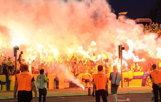 Bilder des Tages - Sport Fussball, Herren, Saison 2016 17, Europa League, 3. Qualifikationsrunde (Hinspiel), Hertha BSC - Bröndby IF Kopenhagen im Jahn-Sportpark, Fans von Bröndby brennen Feuerwerk ab, 28.07. 2016,