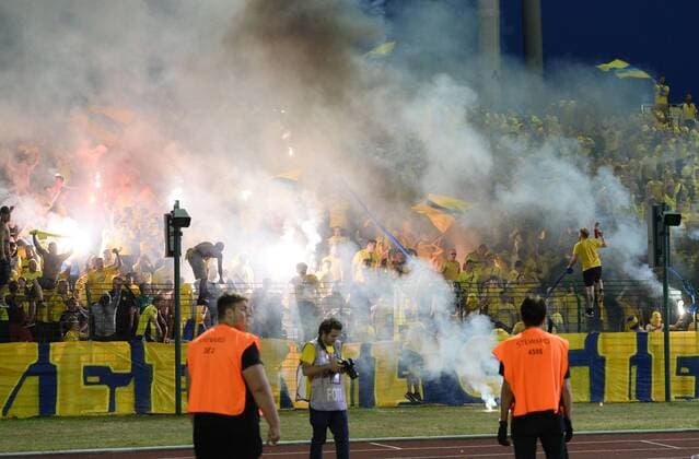 Fussball, Herren, Saison 2016 17, Europa League, 3. Qualifikationsrunde (Hinspiel), Hertha BSC - Bröndby IF Kopenhagen im Jahn-Sportpark, Fans von Bröndby brennen Feuerwerk ab, 28.07. 2016,